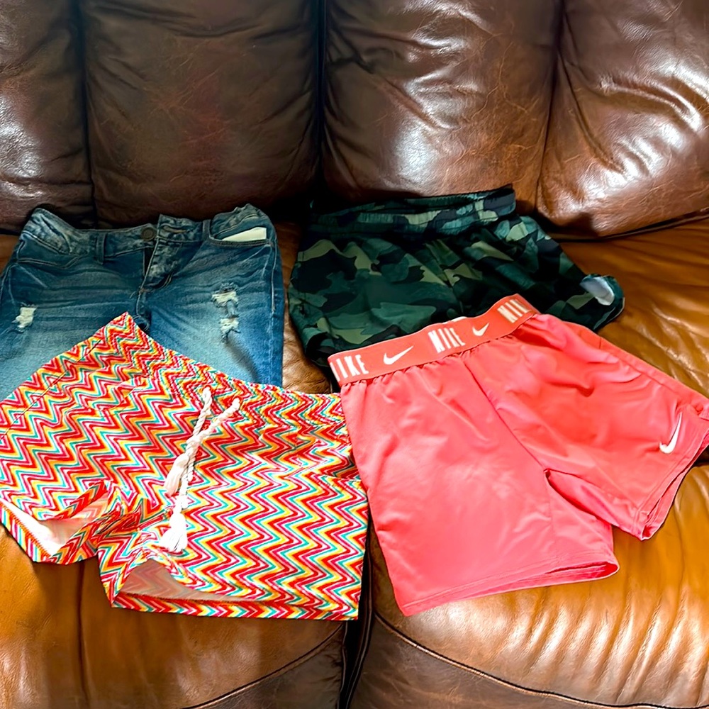 Girls shorts lot sz 10. Nike, Roxy, So and Old Navy. Excellent Used Condition